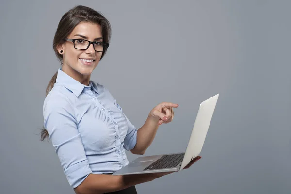 Affärskvinna anläggning laptop — Stockfoto