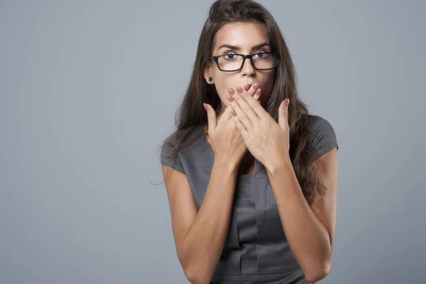 Junge Geschäftsfrau schockiert — Stockfoto