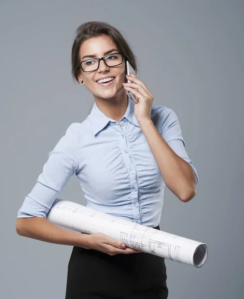 Business woman holding blueprint — стоковое фото