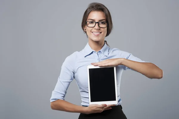Бізнес-леді показують цифровий планшет — стокове фото
