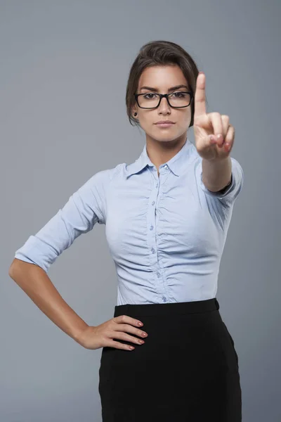 Vrouw wijzend met haar vinger — Stockfoto