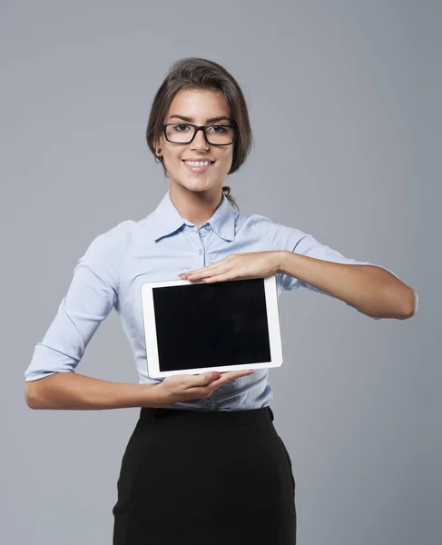 Iş kadını gösteren dijital tablet — Stok fotoğraf