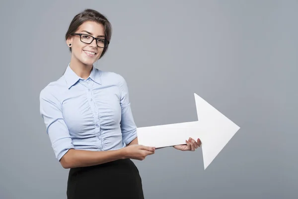 Empresária segurando seta de papel — Fotografia de Stock