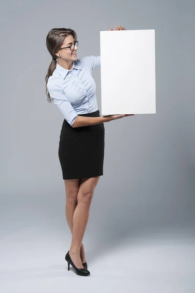 Mujer con tarjeta en blanco — Foto de Stock