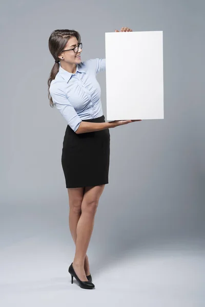 Mulher com cartão em branco — Fotografia de Stock