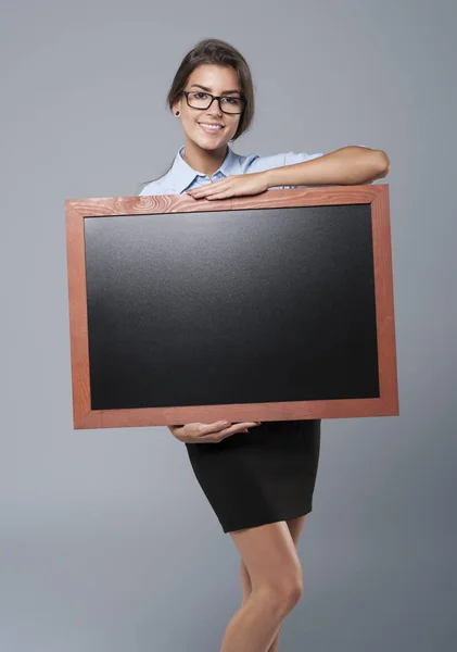 Kadın holding boş yazı tahtası — Stok fotoğraf