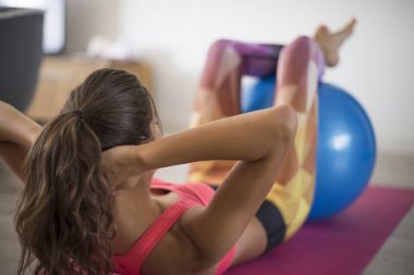 Evde egzersiz yapan kadın.  