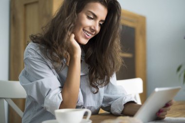 kadın onun dijital tablet tarama