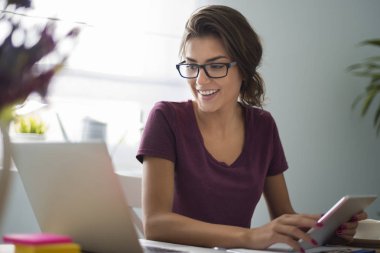 Evde çalışan kadın serbest meslek