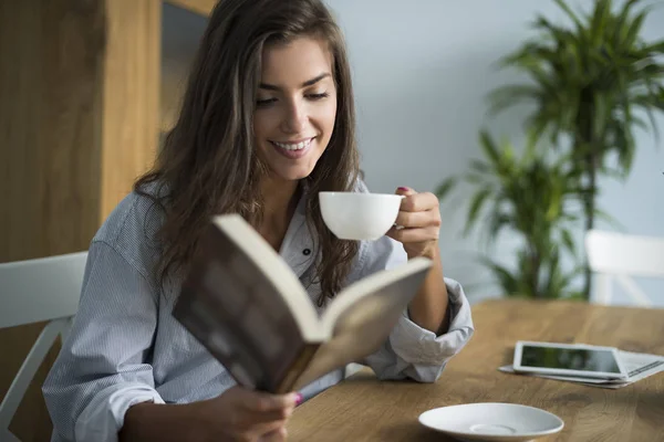 Frau trinkt Kaffee — Stockfoto