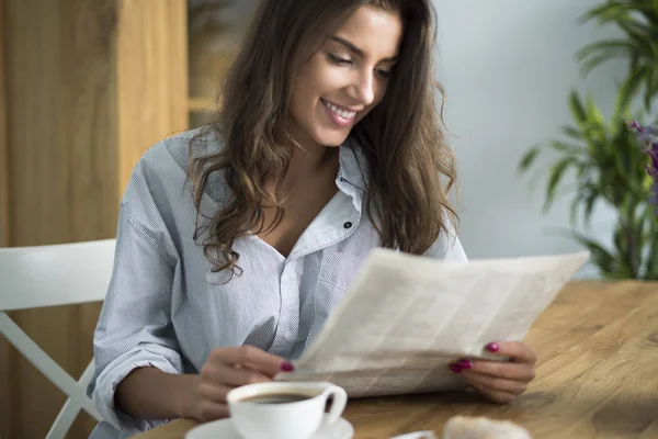 Kvinna läser tidningen — Stockfoto