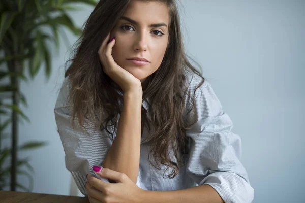 Retrato de mujer pensativa —  Fotos de Stock