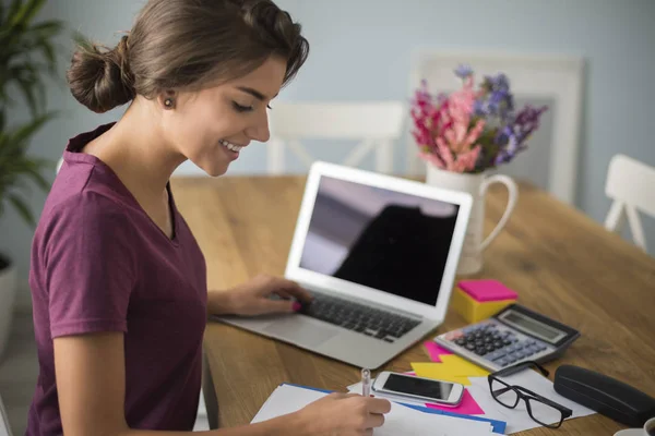 Woman working at home — Stock Photo, Image