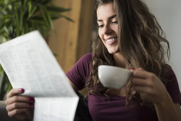 Vrouw die krant leest — Stockfoto