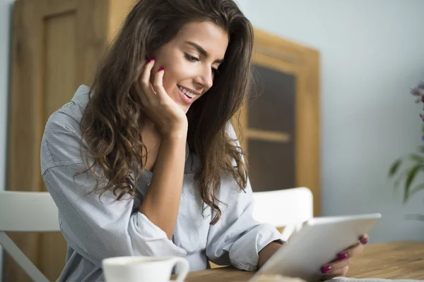 Vrouw die digitale tablet gebruikt — Stockfoto