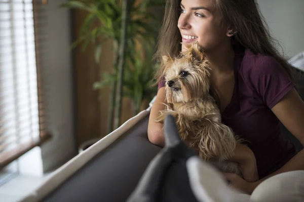 Kvinna med sin söta hund — Stockfoto