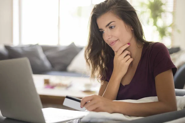 Wanita yang melakukan pembayaran online — Stok Foto