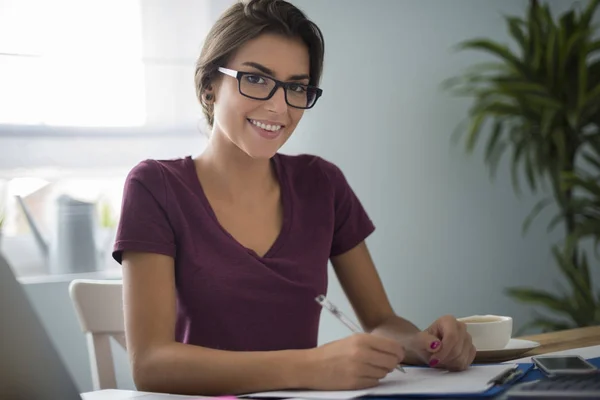 Mujer trabajando en casa — Foto de Stock