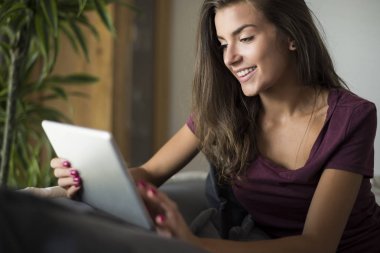 Dijital tabletli kadın