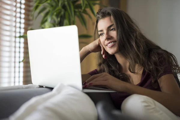 Donna utilizzando il computer portatile — Foto Stock