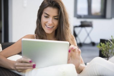 dijital tablet kullanan kadın 