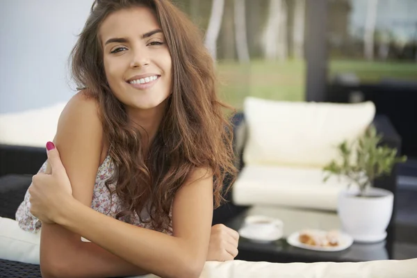 Mulher sorrindo para a câmera — Fotografia de Stock