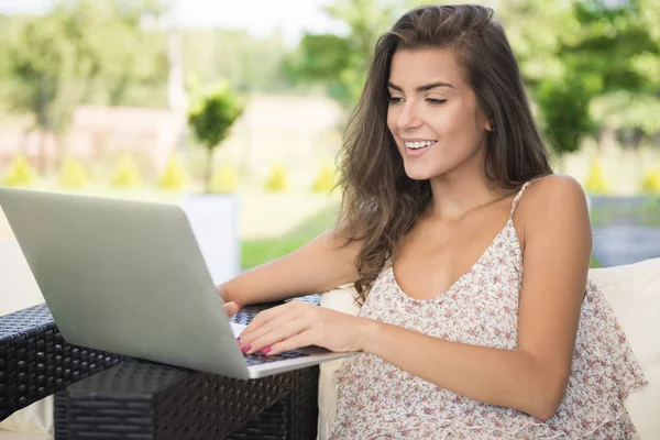 Mujer con portátil moderno —  Fotos de Stock