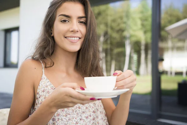 Kvinnan dricker kaffe — Stockfoto