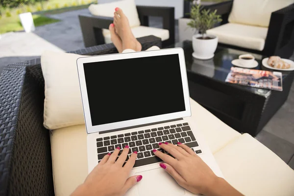 Donna digitando sul computer portatile — Foto Stock