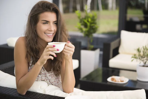 Vrouw die koffie drinkt — Stockfoto