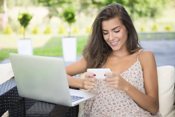 Kvinna med hjälp av smartphone — Stockfoto