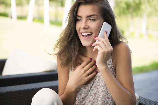 Žena mluví na mobilním telefonu — Stock fotografie