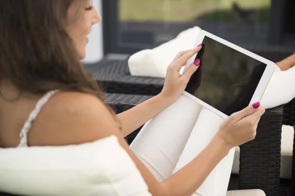 Femme utilisant une tablette numérique — Photo