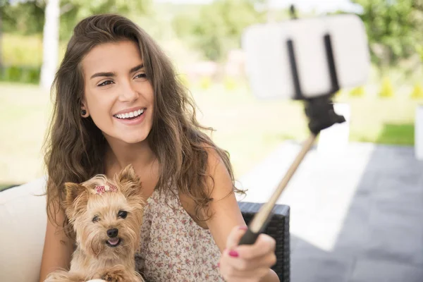 Vrouw maken selfie met hond — Stockfoto