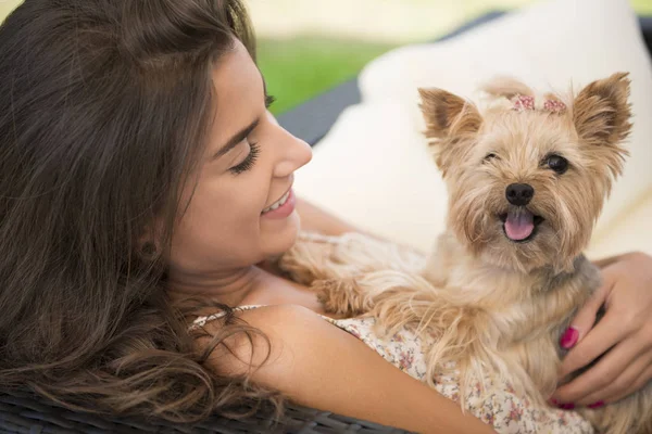 Femme avec petit chien — Photo