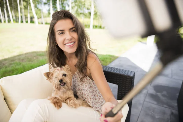 Žena dělá selfie se svým psem — Stock fotografie