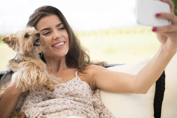 Mujer haciendo selfie con su perro — Foto de Stock