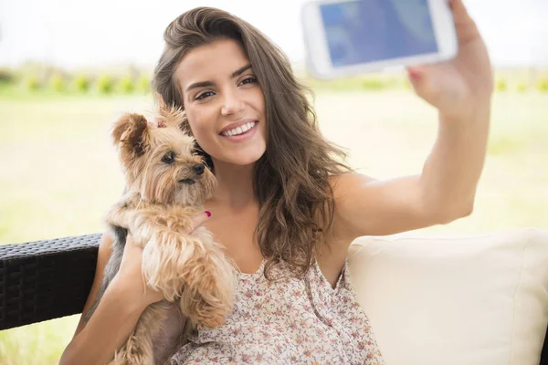 Frau macht Selfie mit Hund — Stockfoto