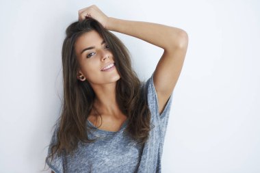 çekici kadın gülümsüyor 