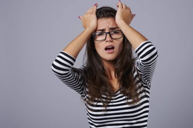 Hayal kırıklığına uğramış genç çekici kadın