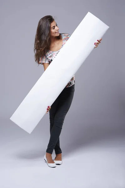 Mulher com cartão em branco — Fotografia de Stock