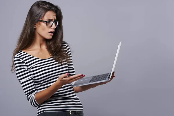 Kvinne som bruker bærbar datamaskin – stockfoto