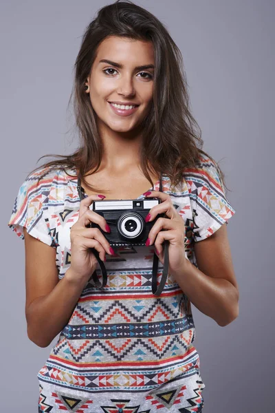 Woman holding retro camera — Stock Photo, Image