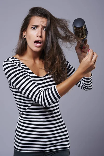 Frau kämmt ihre Haare — Stockfoto