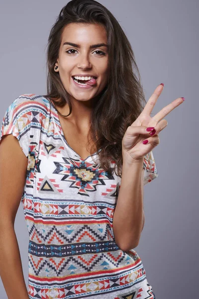 Mujer empujando gesto de victoria —  Fotos de Stock