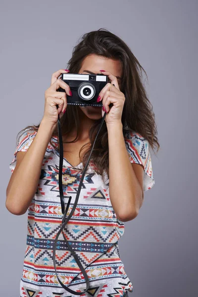 Nő retro kamerával — Stock Fotó