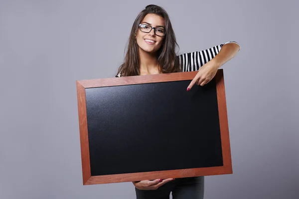 Mujer sosteniendo pizarra en blanco — Foto de Stock