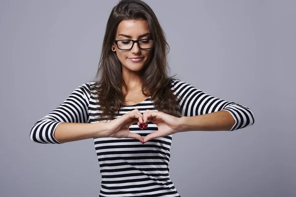 Kvinnan visar hjärta med händerna — Stockfoto