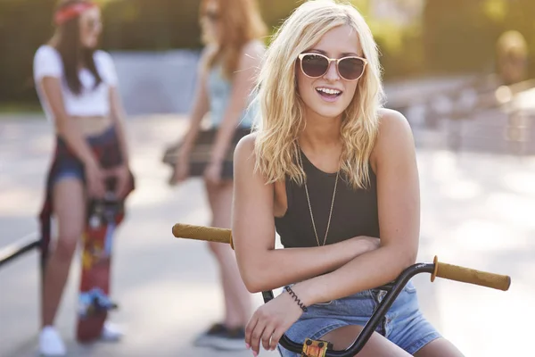 Szczęśliwa dziewczyna z rowerów — Zdjęcie stockowe