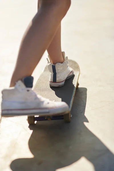 Woman riding skateboard — Stock Photo, Image